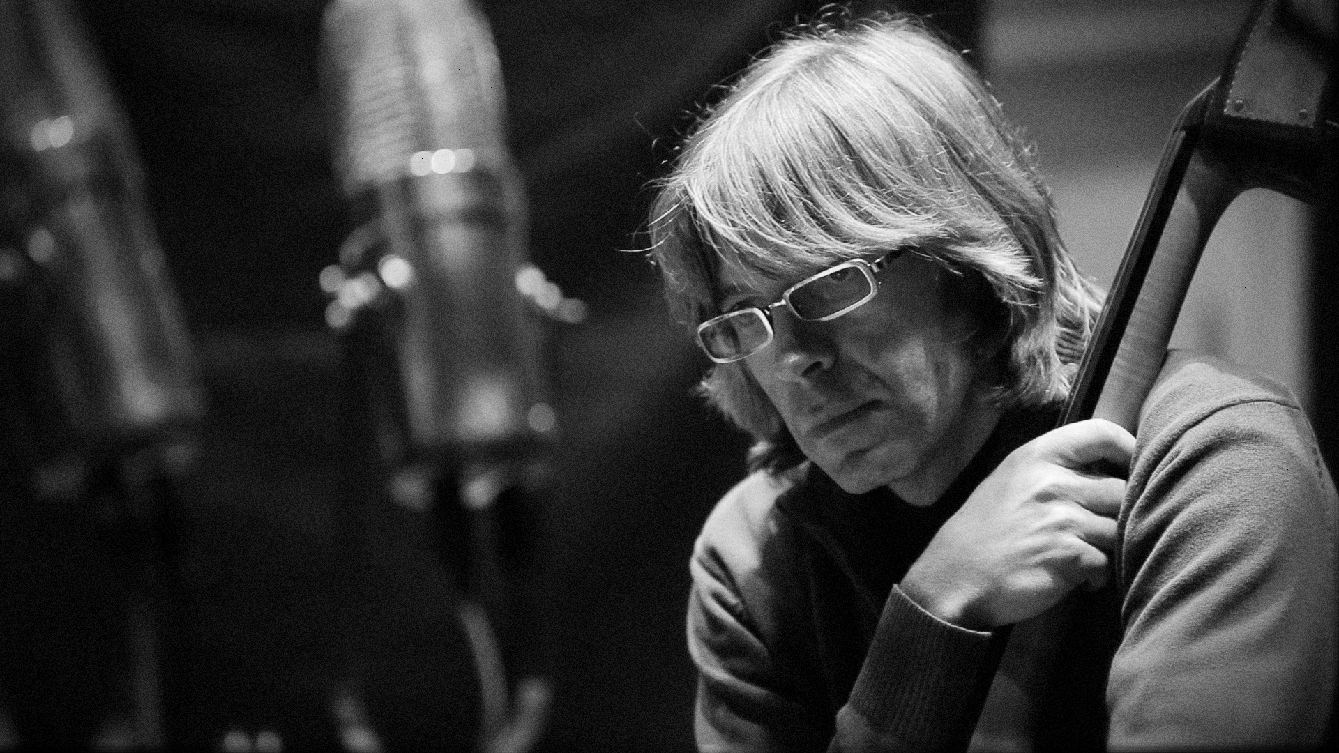 Mattias Svensson at the double bass beside a Didrik de Geer microphone in Studio 5, Sveriges Radio, during the Saleya session, 14 September 2010.